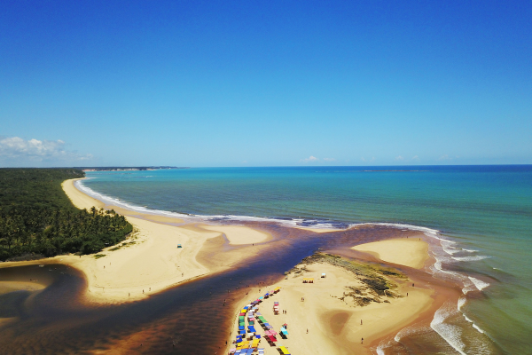 Foz do rio e encontro com o mar em Caraíva, Bahia, Brasil