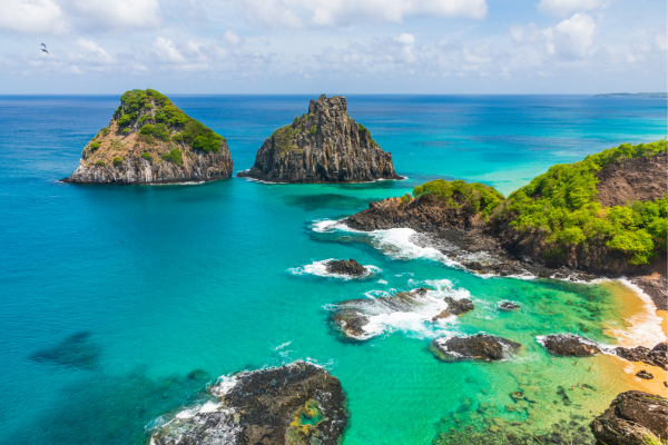 View of Morro dos Dois Irmãos and Baia dos pigs in Fernando de Noronha, Brazil (Source_ Canva)