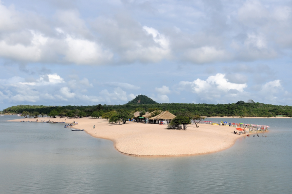 View of The Island of Love in Alter do Chão, state of Pará, northern region. An island with freshwater beaches of the Tapajós river. (Source_ Adobe Stock)