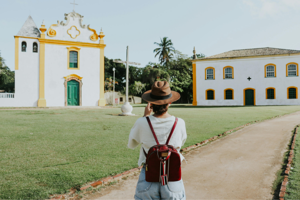 mulher tirando fotos de igrejas em porto seguro na bahia